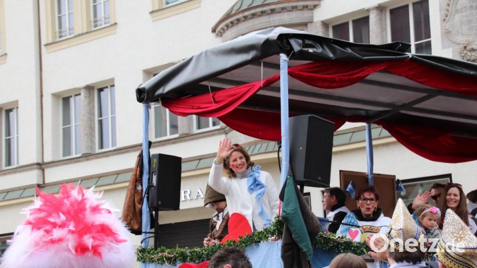 Tausende Faschingsbegeisterte und 60 Vereine schlossen sich dem Ostbayerischen Faschingszug in Regensburg an. CSU-Bürgermeisterkandidatin Astrid Freudenstein winkt von ihrem Wagen herunter. Bild: Urte Scheubeck