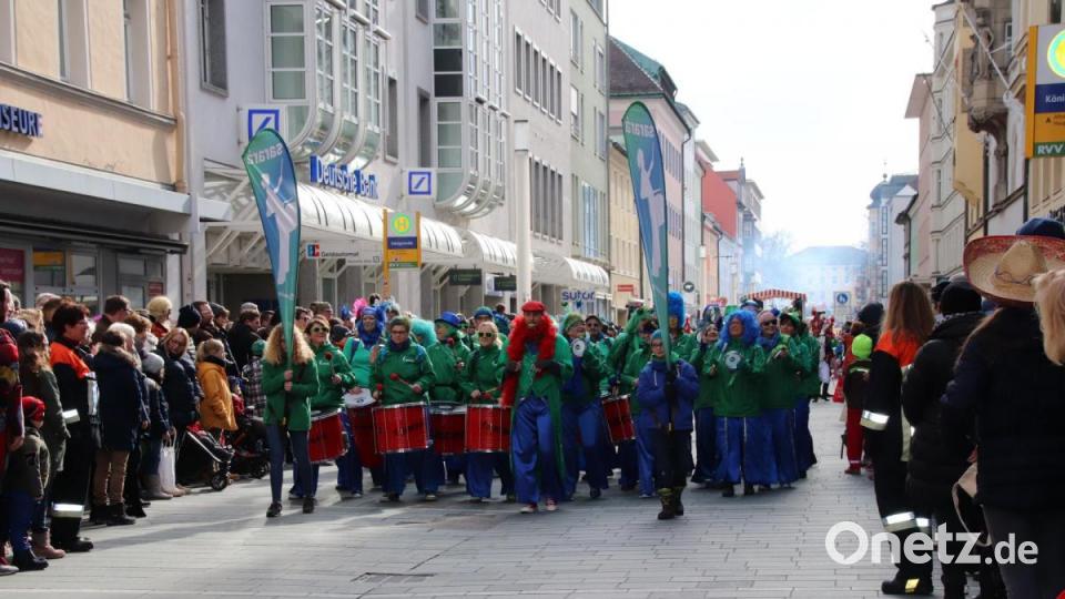 Tausende Faschingsbegeisterte und 60 Vereine schlossen sich dem Ostbayerischen Faschingszug in Regensburg an. Bild: Urte Scheubeck
