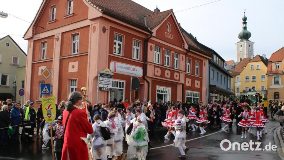 Die Eschenbacher Faschingsgesellschaft gab eine kleine Kostprobe für ihren Zug am nächsten Samstag. Bild: sne