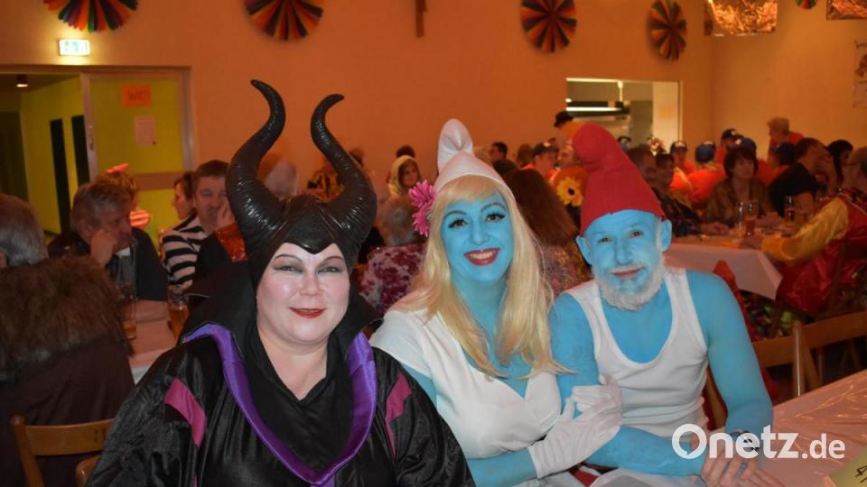 Auch Papa Schlumpf und Schlumpfinchen mischen sich unter die Gäste. Bild: rgr