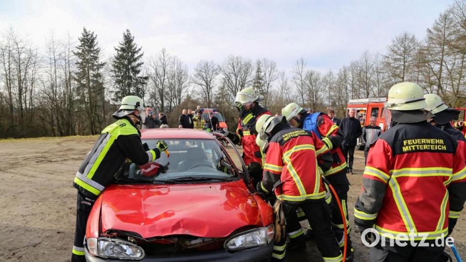 Die Feuerwehr Mitterteich demonstrierte bei einem realen Übungsszenario wie eine Personenrettung funktioniert. Bild: Roland Wellenhoefer