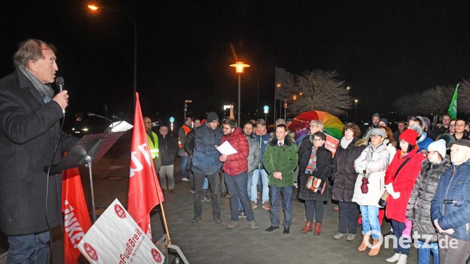 SPD-Bezirksvorsitzender Franz Schindler sprach bei der Demo Bild: Gabi Schönberger