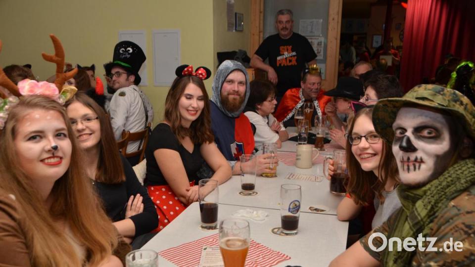 Beim Schützenball in Oberlind ging die Post ab. Flotte Sause durch die Nacht. Bild: dob