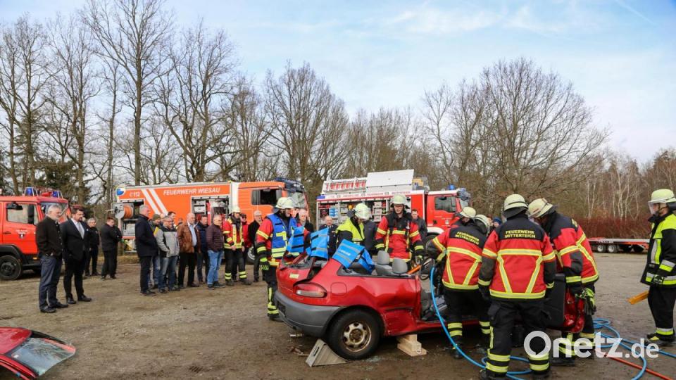 Die Feuerwehr Mitterteich demonstrierte bei einem realen Übungsszenario wie eine Personenrettung funktioniert. Bild: Roland Wellenhoefer