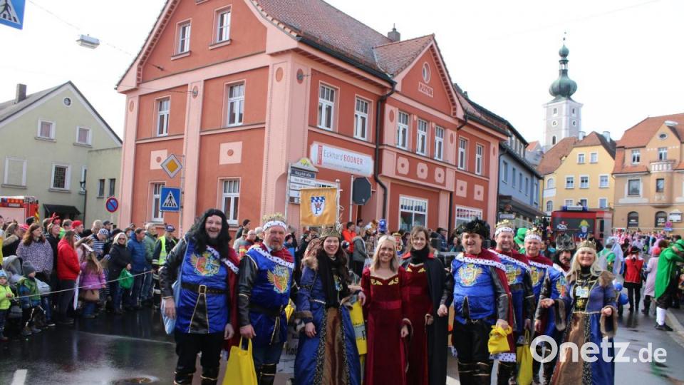 Der Stadtrat war durch die Zeit gereist und als Königinnen und Könige wieder erschienen. Bild: sne