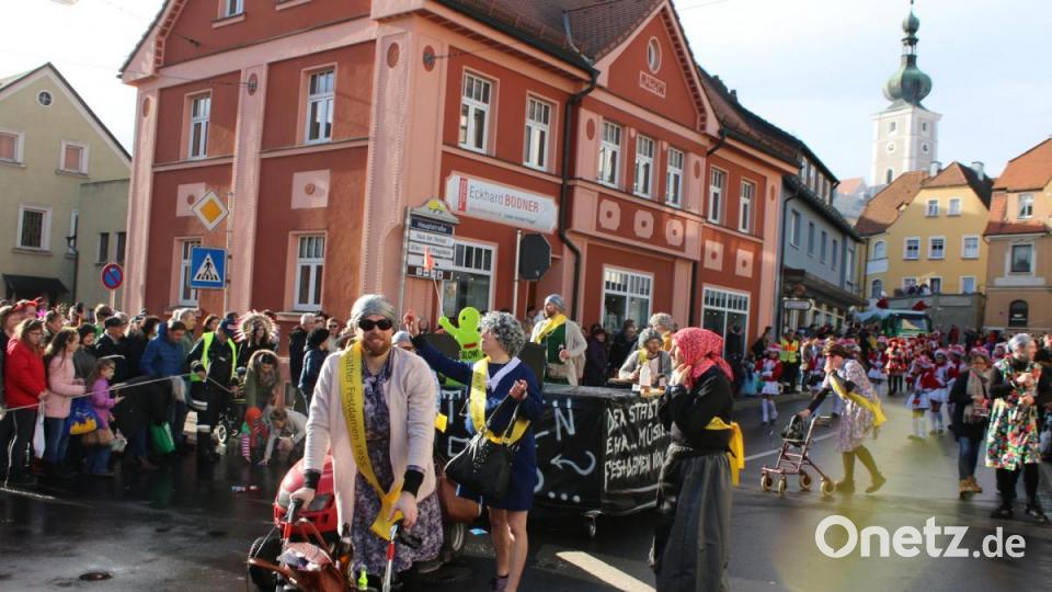Zum Festjahr hatte der Burschenverein seine eigenen Festdamen aufgefahren. Bild: sne