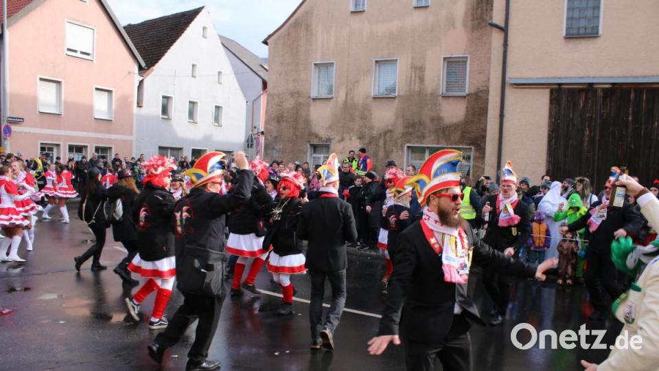 Die Eschenbacher Faschingsgesellschaft gab eine kleine Kostprobe für ihren Zug am nächsten Samstag. Bild: sne
