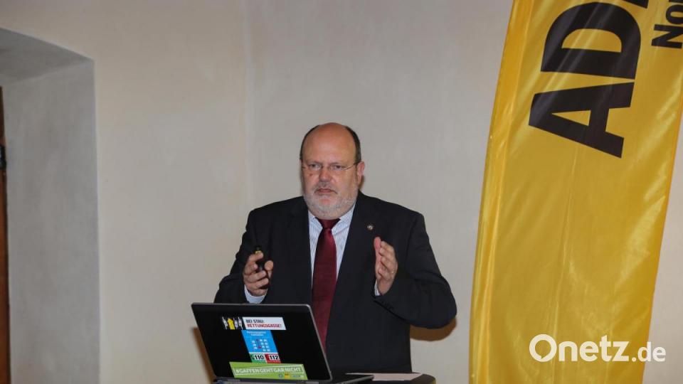 Polizeipräsident Norbert Zink gab einen Einblick in die Entwicklung der Unfallzahlen des vergangenen Jahres. Bild: Roland Wellenhoefer