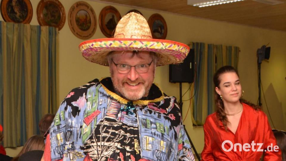 Stadtrat Hans Bayerl packte seinen Poncho aus und setzte sich als feuriger Mexikaner den Sombrero auf sein Haupt. Bild: dob