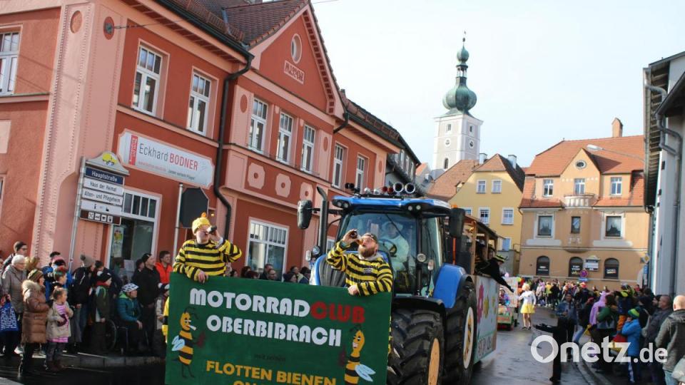 Viele bunte Wägen hatten sich zum Zug versammelt. Bild: sne