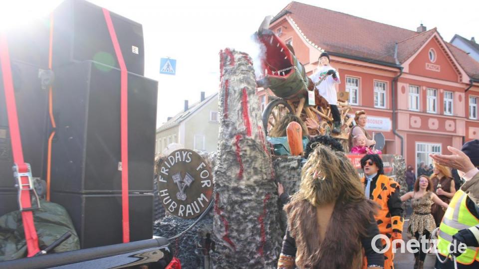 Viele bunte Wägen hatten sich zum Zug versammelt. Bild: sne