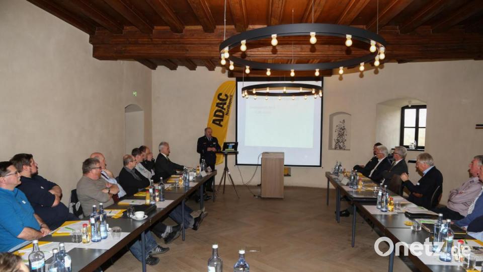 Über Verkehrssicherheit diskutierten Experten von Polizei, Feuerwehr und ADAC bei der jährlichen Verkehrstagung des ADAC Nordbayern auf Burg Falkenberg. Bild: Roland Wellenhoefer