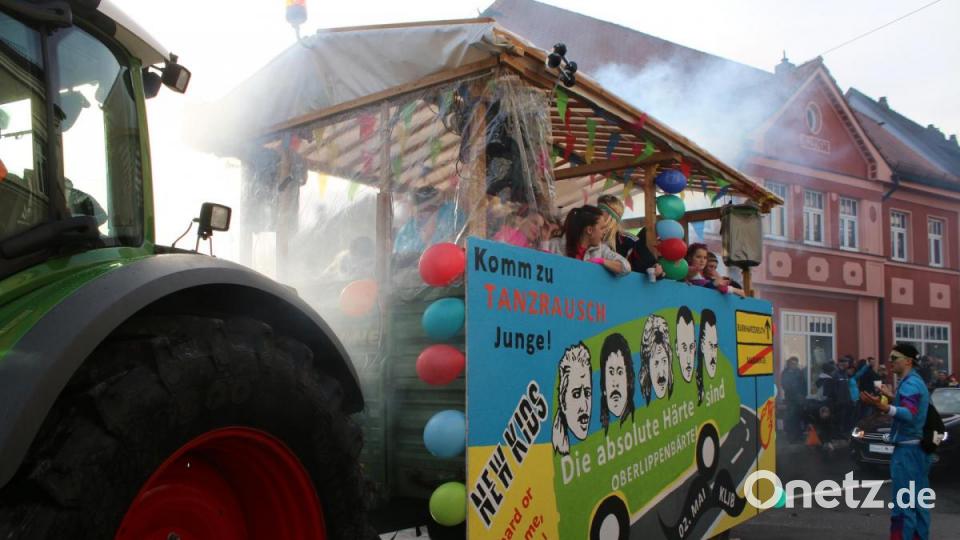 Viele bunte Wägen hatten sich zum Zug versammelt. Bild: sne