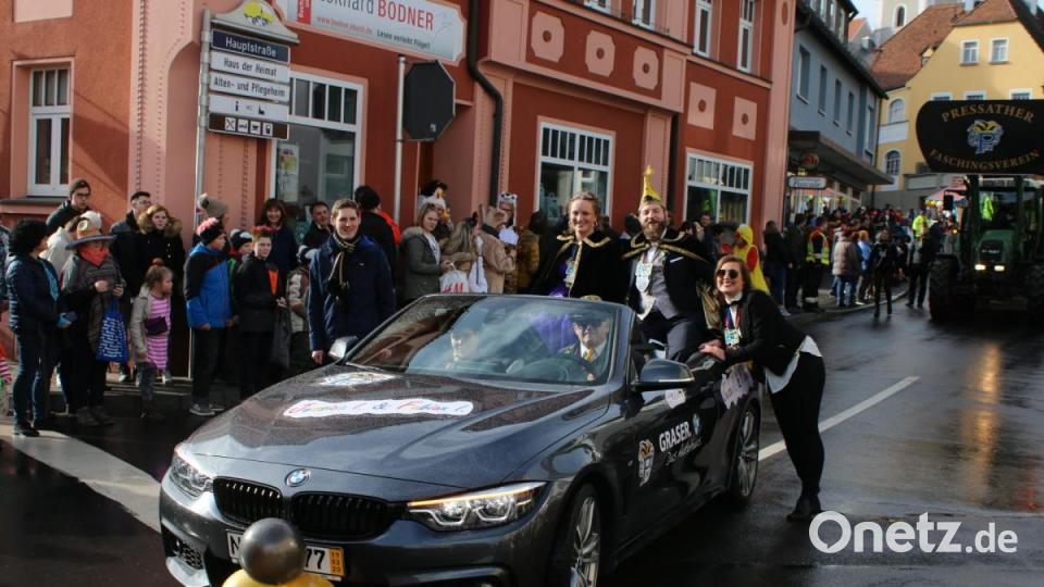 Im offenen Cabrio fuhr das Prinzenpaar Jessica I. und Fabian I. an den Tausenden Zuschauern vorbei. Bild: sne