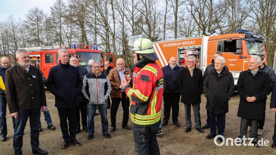 Der Mitterteicher Feuerwehrkommandant Franz Bauernfeind erläutrete den Tagungsteilneher die Rettung von Unfallopfern. Bild: Roland Wellenhoefer