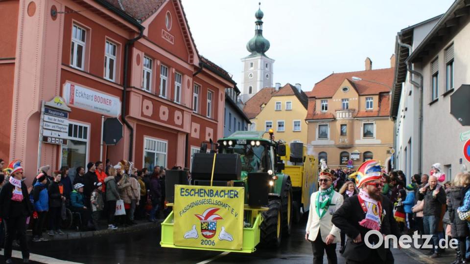 Die Eschenbacher Faschingsgesellschaft gab eine kleine Kostprobe für ihren Zug am nächsten Samstag. Bild: sne