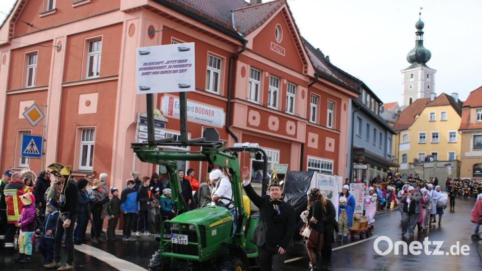 Der Faschingsverein gab das Motto vor: &quot;Die Zukunft, jetzt oder Vergangenheit, in Pressath reist man durch die Zeit.&quot; Bild: sne