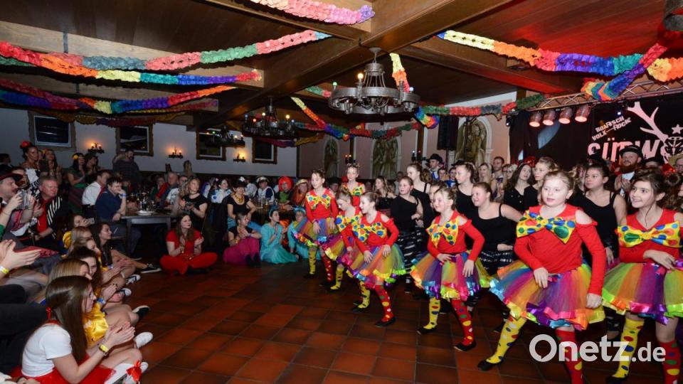 Dicht umsäumten die Besucher die Tanzfläche im Bachofnersaal - die Nachwuchsgarden meisterten die Enge aber mit Perfektion. Bild: bey