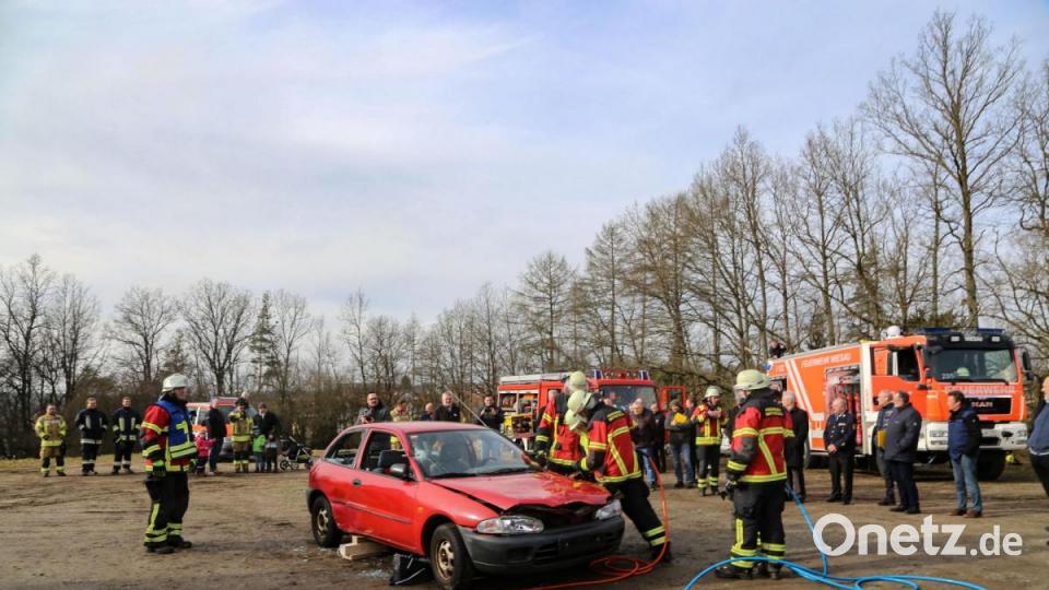 Die Feuerwehr Mitterteich zeigte bei einem realen Übungsszenario wie eine Personenrettung funktioniert. Bild: Roland Wellenhoefer