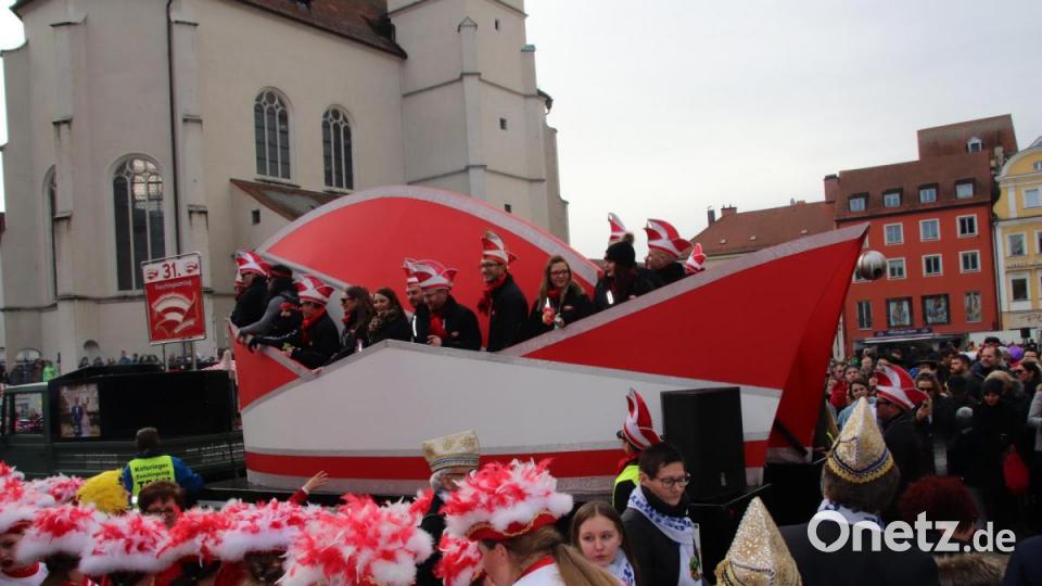 Tausende Faschingsbegeisterte und 60 Vereine schlossen sich dem Ostbayerischen Faschingszug in Regensburg an. Bild: Urte Scheubeck