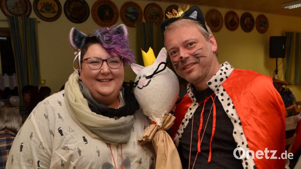 Katharina Portner und Faschingsprinz sowie Oberkatzenanführer Albert Herrmann mit seiner Katzenprinzessin vom Faschingsverein "LVF Miau" standen für Frohsinn, Gaudi und allerhand Blödsinn beim Faschingsball im Schützenhaus.. Bild: dob