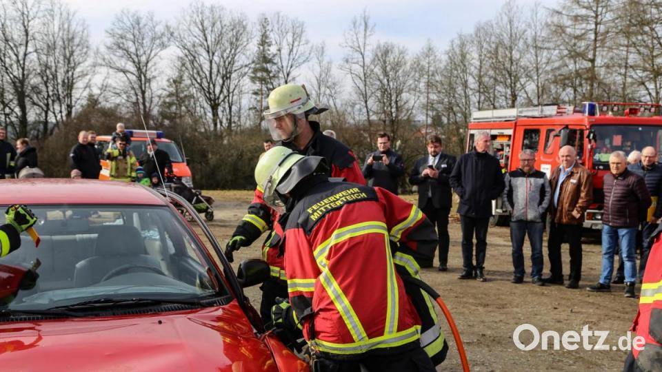 Die Feuerwehr Mitterteich demonstrierte bei einem realen Übungsszenario wie eine Personenrettung funktioniert. Bild: Roland Wellenhoefer