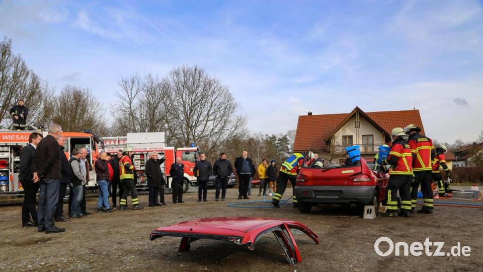 Die Feuerwehr Mitterteich demonstrierte bei einem realen Übungsszenario wie eine Personenrettung funktioniert. Bild: Roland Wellenhoefer