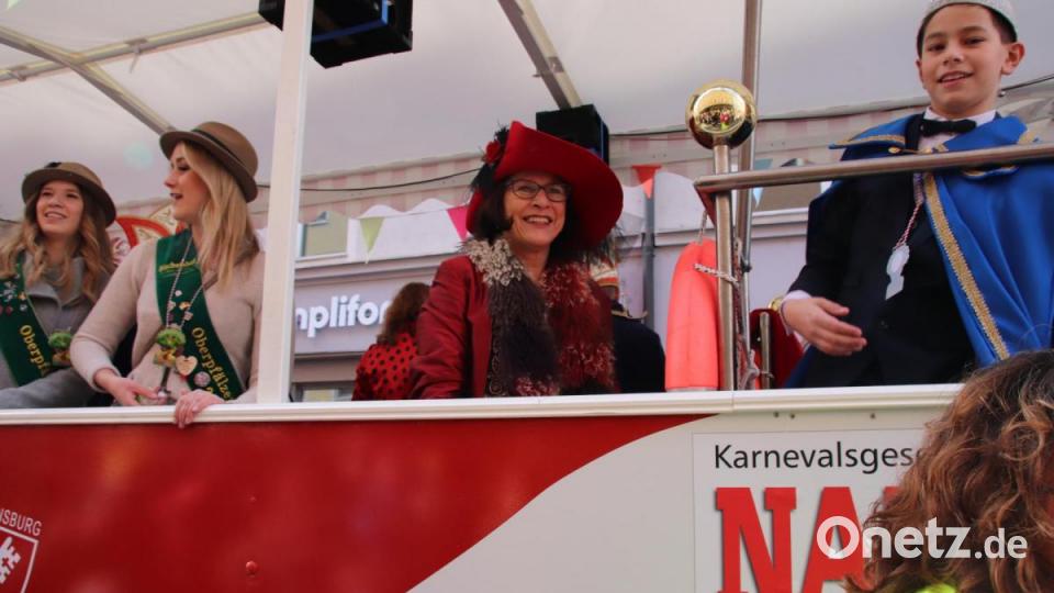 Tausende Faschingsbegeisterte und 60 Vereine schlossen sich dem Ostbayerischen Faschingszug in Regensburg an. Bürgermeisterin Gertrud Maltz-Schwarzfischer (im roten Kostüm) hatte sichtlichen Spaß. Bild: Urte Scheubeck