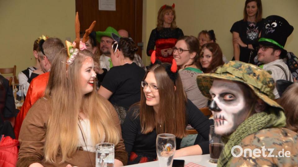 Selbst der „Boindlkramer“ befand sich an diesem Abend ausnahmsweise einmal in Feierlaune und schaute nicht gar so grimmig drein. Süß anzuschauen genauso ein Reh, das sich aus dem Dickicht des Waldes traute und die Herzen der Männer nur so dahinschmelzen ließ. Bild: dob