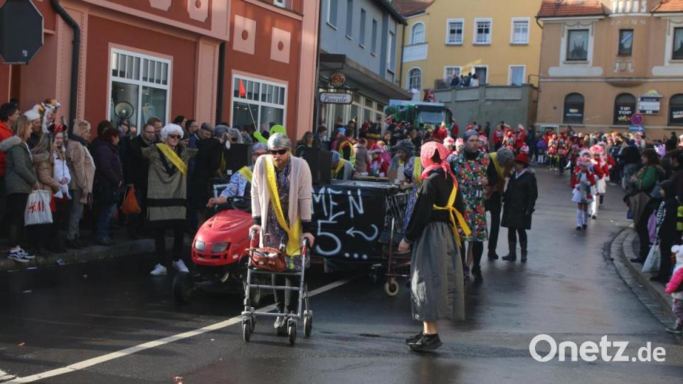 Zum Festjahr hatte der Burschenverein seine eigenen Festdamen aufgefahren. Bild: sne