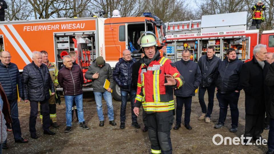 Der Mitterteicher Feuerwehrkommandant Franz Bauernfeind erläutrete den Tagungsteilneher die Rettung von Unfallopfern. Bild: Roland Wellenhoefer