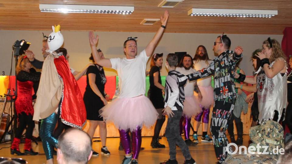 Beim Schützenball in Oberlind ging die Post ab. Flotte Sause durch die Nacht. Bild: dob