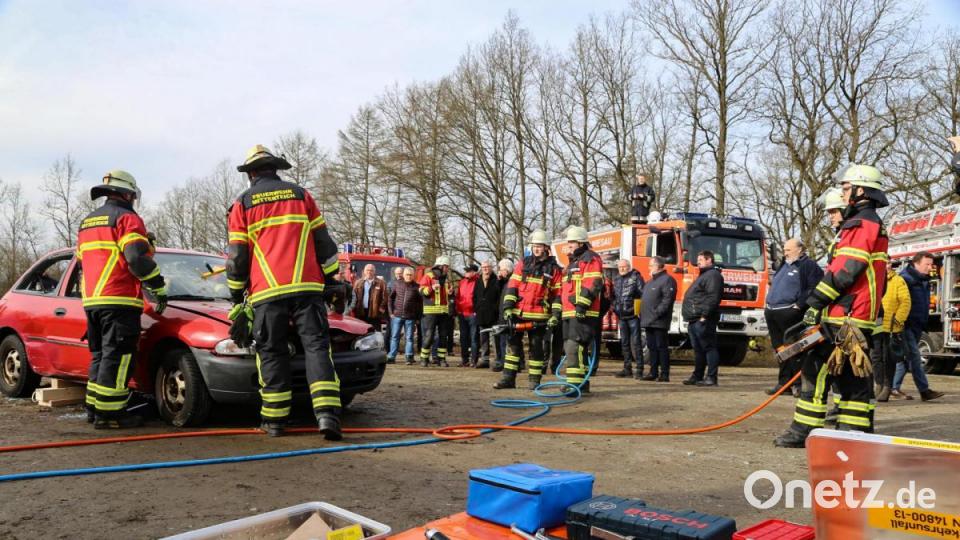 Die Feuerwehr Mitterteich demonstrierte bei einem realen Übungsszenario wie eine Personenrettung funktioniert. Bild: Roland Wellenhoefer
