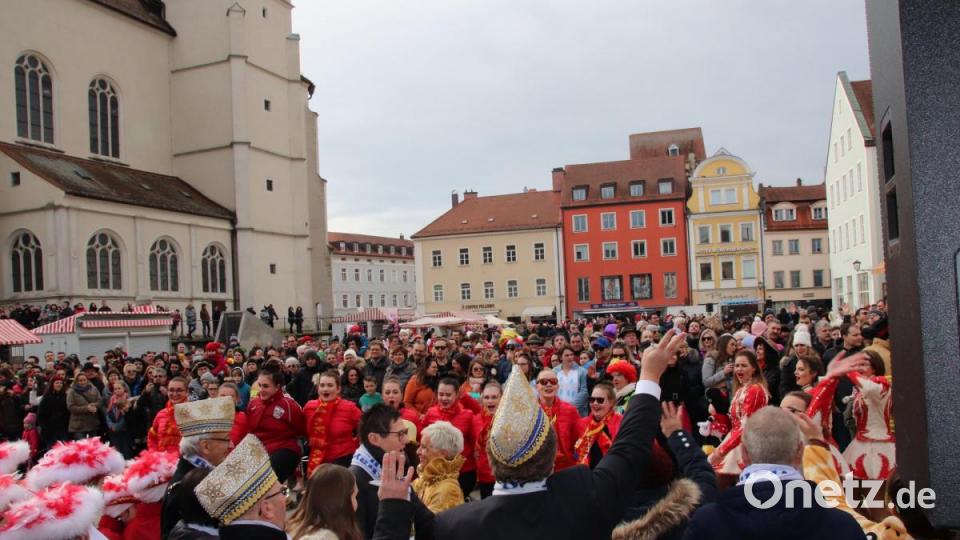 Tausende Faschingsbegeisterte und 60 Vereine schlossen sich dem Ostbayerischen Faschingszug in Regensburg an. Bild: Urte Scheubeck