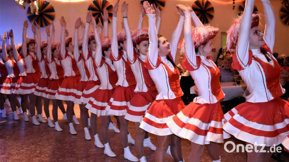 Hoch die Hände: Die Gardemädchen sorgen beim Kolpingsball in Grafenwöhr mit ihrem Auftritt für Stimmung. Bild: rgr