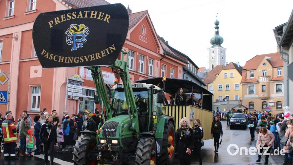 Der Pressather Faschingsverein (PFV) führt den Gaudiwurm an. 40 Gruppen haben sich im Jubiläumsjahr angemeldet. Bild: sne