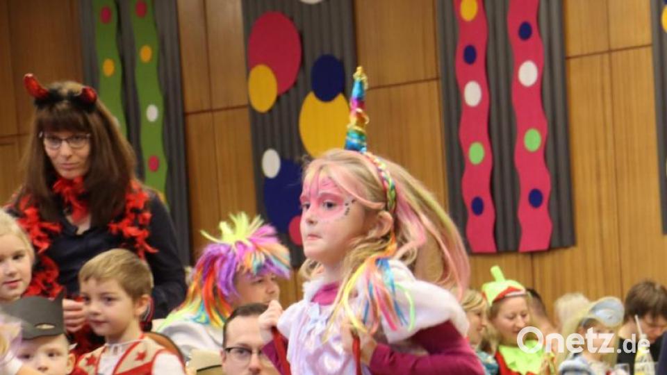 Ganz schön ins Zeug legten sich die kleinen Maschkerer beim Sackhüpfen, um sich einen der begehrten süßen Preise zu sichern. Bild: ads