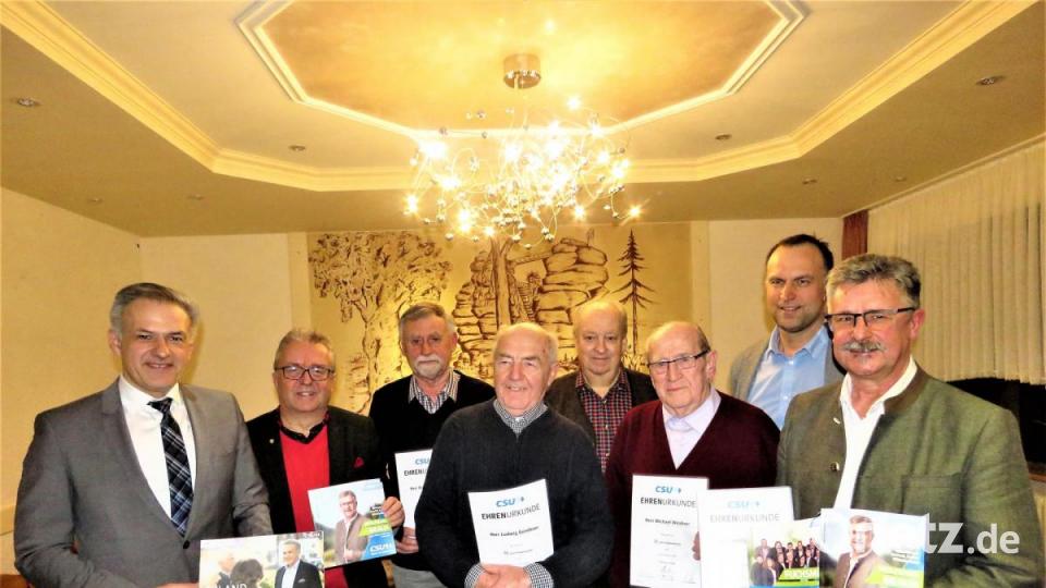 Bei der Informationsversammlung gab es beim CSU-Ortsverband auch Ehrungen verdienter Mitglieder. Wolfgang Braun und Maximilian Heinzl (von rechts) zeichneten mit Unterstützung von Roland Grillmeier und Toni Dutz (von links) Robert Pöllmann für 45 Jahre, Ludwig Günthner für 60 Jahre, Robert Ernstberger für 45 Jahre und Michael Weidner für 50 Jahre Treue aus. Bild: ubb