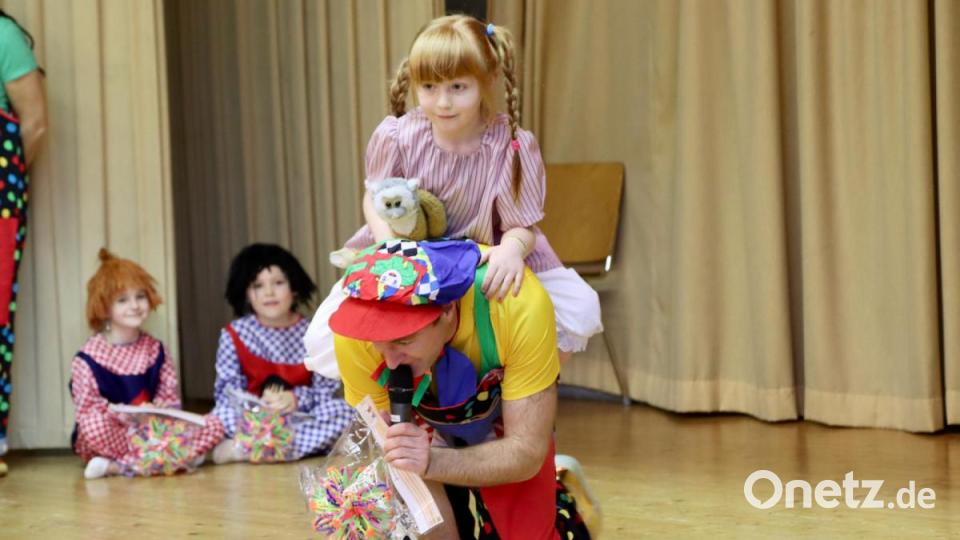 Wolfgang Fahrnholz sorgte mit den Jüngsten der Ballettschule Winter, die als kleine Pippis verkleidet waren, für zusätzliche Unterhaltung, sodass der Saal tobte. Bild: ads