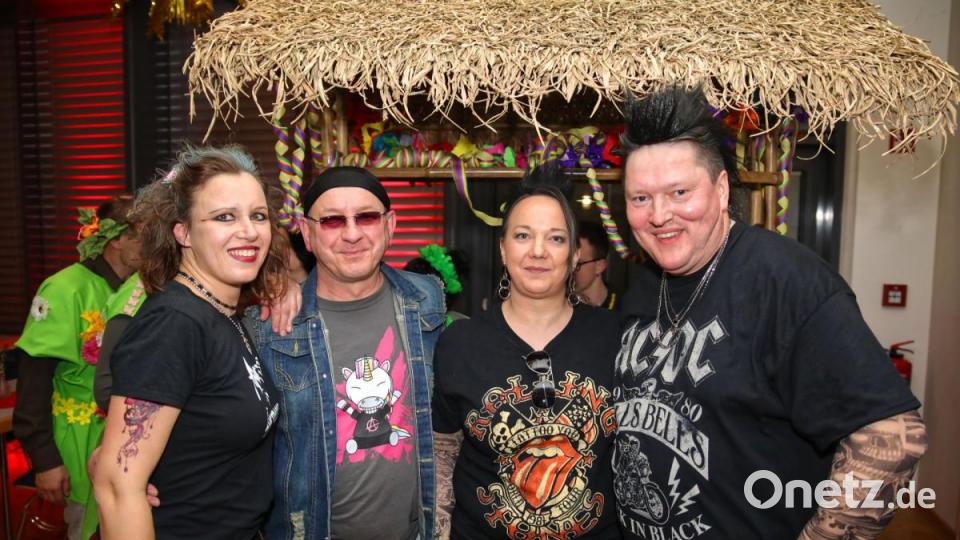 Rocker und Skinheads. Feuerwehrkommandant Bernhard Schmidt (rechts) mit Ehefrau Maria (zweite von rechts) sowie zweiter Kommandant Wolfgang Gruber (zweiter von links) mit Ehefrau Eva (links). Bild: JOCHEN NEUMANN 
ERBENDORF