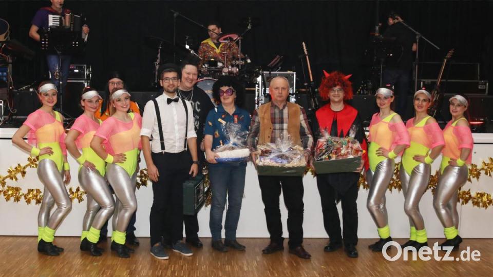 Am Ende gab es nur Gewinner. Auf dem Bild die DeLuxe-Mädels mit Feuerwehrvorsitzenden Albert Vollath (hintere Reihe links) und Kommandanten Bernhard Schmidt (hintere Reihe rechts) sowie den Preisträgern (von links) Andreas Urban aus Störnstein, Monika Weiß, Walter Heindl und Tobias Bollmann. Bild: JOCHEN NEUMANN 
ERBENDORF