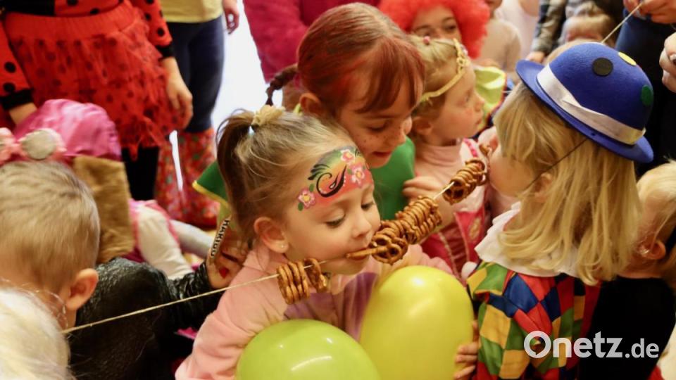 Brezelschnappen ist und bleibt beim Kinderfasching der Pfarrei St. Michael einer der Renner. Bild: ads