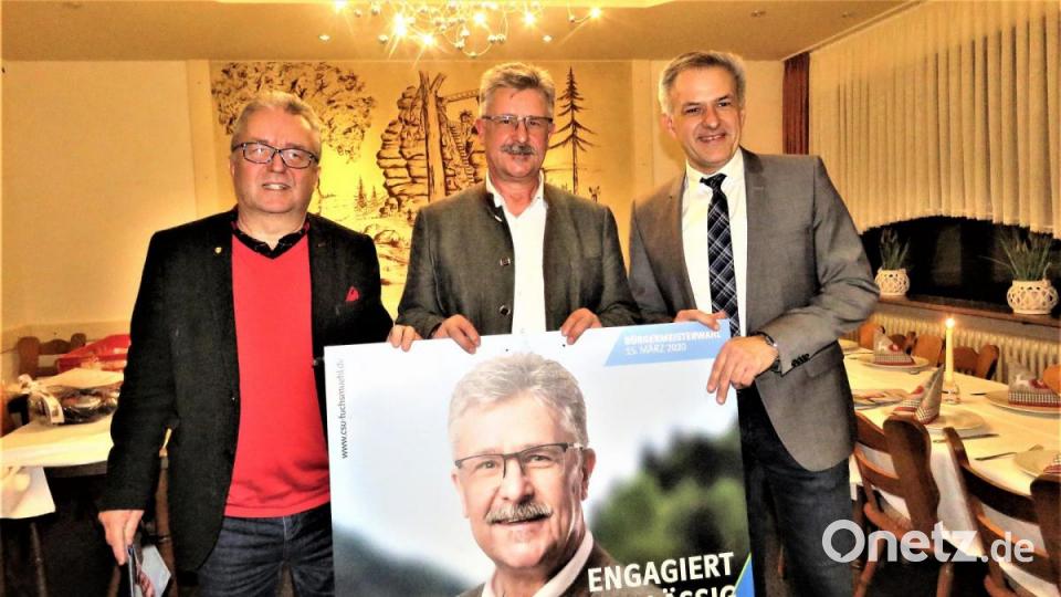 Wolfgang Braun (Mitte) wurde bei der Wahlkampfveranstaltung von Bezirksrat Toni Dutz (links) und Landratskandidat Roland Grillmeier (rechts) in kurzen Grußworten in seiner Arbeit bestärkt. Bild: ubb