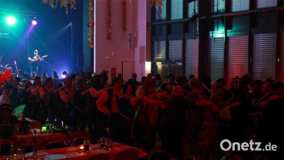 Ausgelassene Stimmung im großen Saal der Stadthalle. Bild: JOCHEN NEUMANN 
ERBENDORF