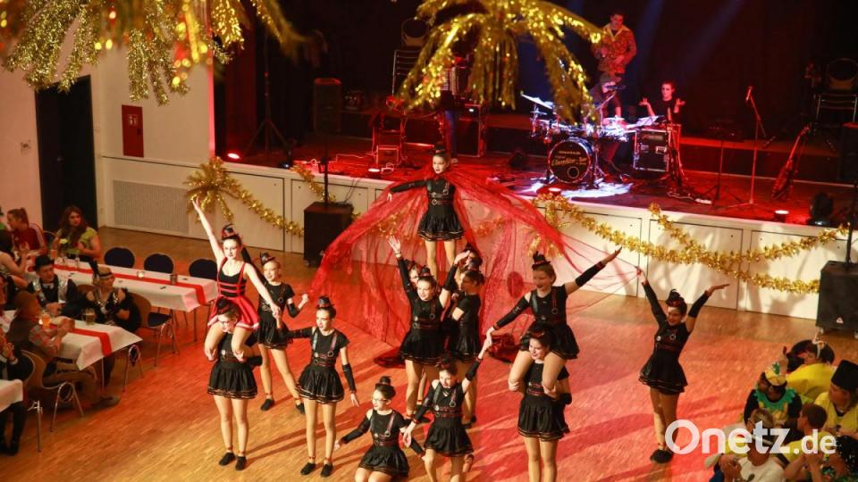 Die TSV-Tanzgruppe "Diamonds" unter der Leitung von Franziska Koch. Bild: JOCHEN NEUMANN 
ERBENDORF