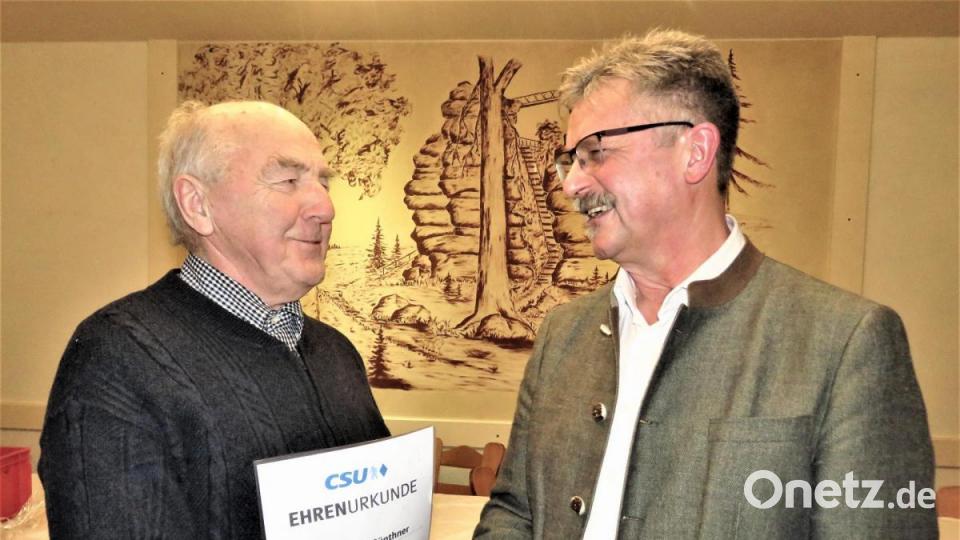 Wolfgang Braun (rechts) gratulierte Jubilar Ludwig Günthner (links) für 60 Jahre Parteitreue. Bild: ubb