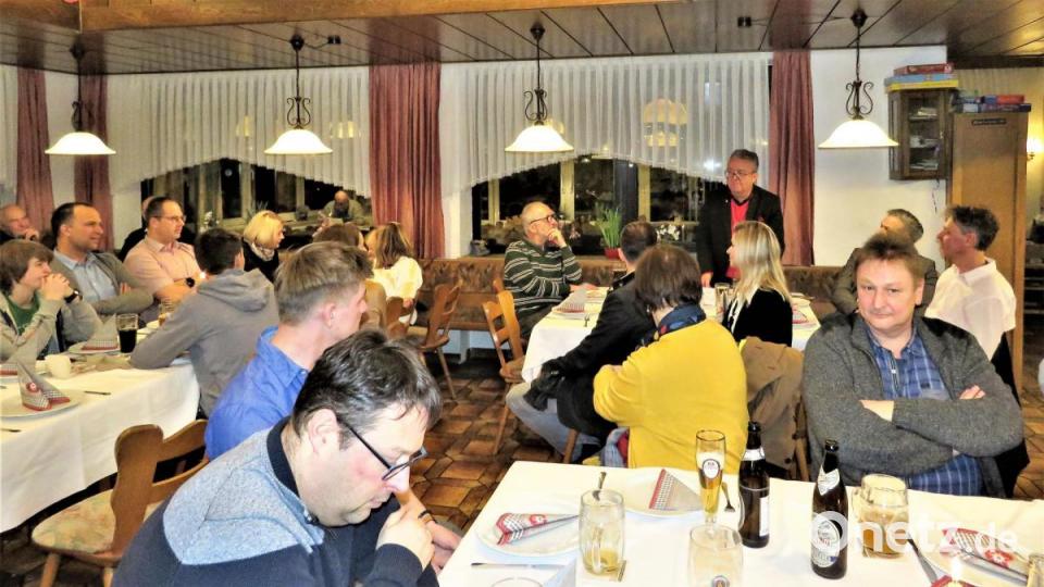 Zahlreiche CSU-Parteifreunde und Fuchsmühler Bürger informierten sich bei der Wahlkampfveranstaltung über Wolfgang Brauns Wahlprogramm. Bild: ubb
