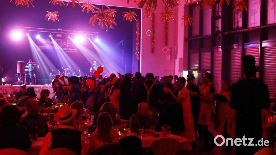 Ausgelassene Stimmung im großen Saal der Stadthalle. Bild: JOCHEN NEUMANN 
ERBENDORF