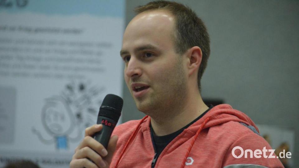 Auch Lukas Haberkorn aus Kastl meldet sich zu Wort. Er will wissen, wie man ohne neue Baugebiet junge Familien ansiedeln will. Die Sanierung von Altbauten sei oft zu teuer. Bild: Benkhardt
