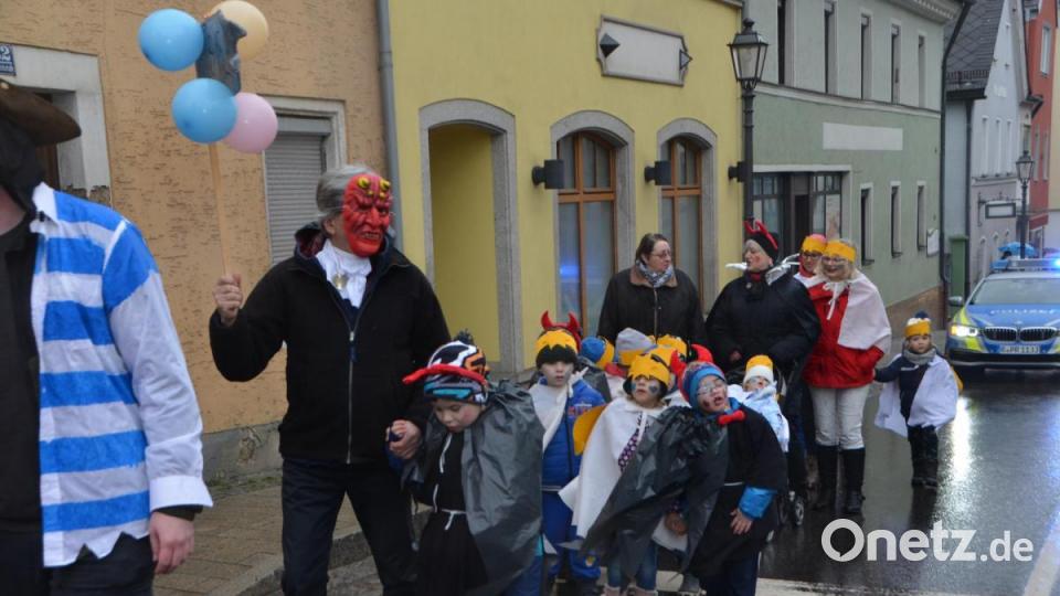 Viele kleine Maschkerer verliehen der Stadt am Mittwoch trotz Regen einen bunten Farbtupfer. Bild: dob